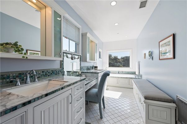 Bathroom, Dual Sink Vanities, Interior, Recessed Lighting