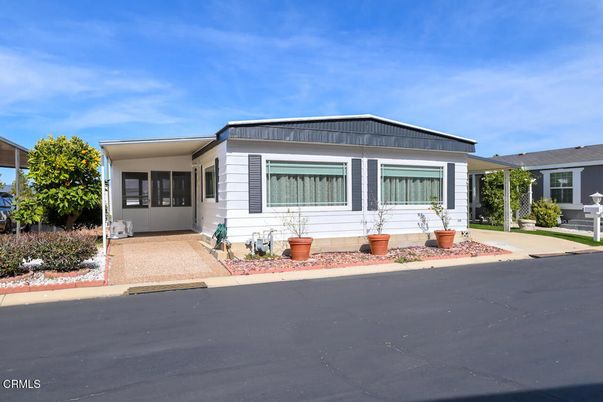 Exterior, Facade, Modern