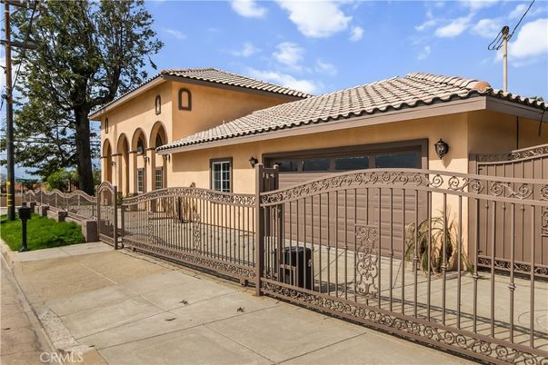 Attached, Exterior, Facade, Mediterranean
