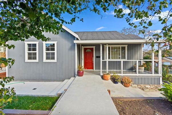 Exterior, Facade, Ranch