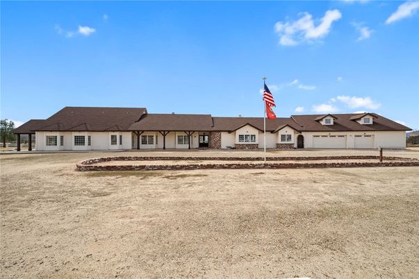 Backyard, Exterior, Facade, Ranch