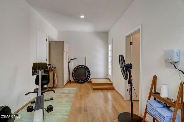 Fitness Equipment, Interior, Recessed Lighting, Wood Texture Flooring