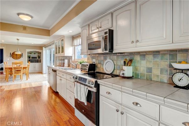 Dining room, Interior, Kitchen, Pendant Lights, Recessed Lighting, Stainless Steel Appliances, Tile Countertops, Wood Texture Flooring