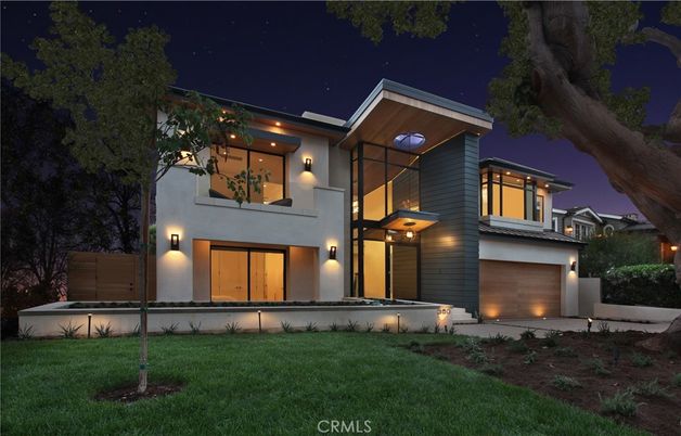 Attached, Backyard, Exterior, Facade, Modern