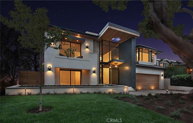 Attached, Backyard, Exterior, Facade, Modern