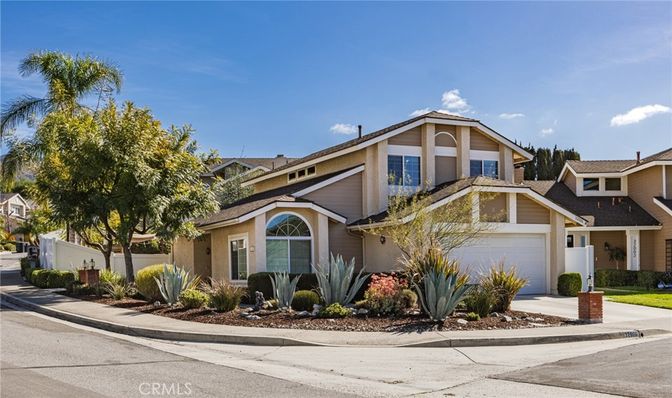 Attached, Exterior, Facade, American Craftsman