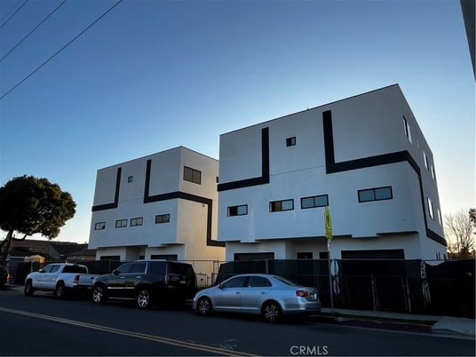Exterior, Facade, Modern