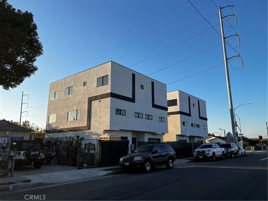 Exterior, Facade, Modern