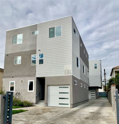 Attached, Exterior, Facade, Rowhouse