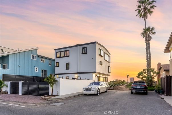 Exterior, Facade, Modern