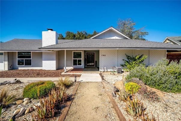 Exterior, Facade, Ranch