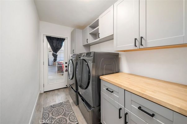 Interior, Washer, Wood Texture Flooring
