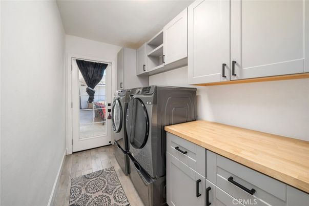 Interior, Washer, Wood Texture Flooring