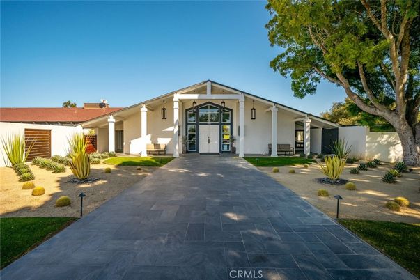 Exterior, Facade, Ranch