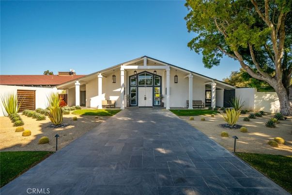 Exterior, Facade, Ranch