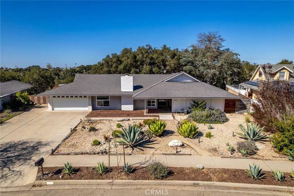 Attached, Exterior, Facade, Ranch