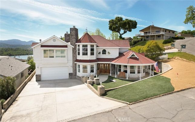 Attached, Exterior, Facade, Queen Anne Victorian