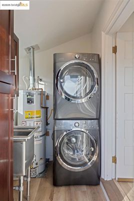 Interior, Utility Closets, Washer, Wood Texture Flooring