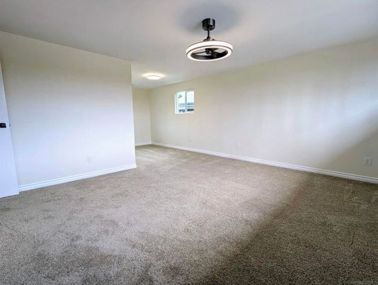 Empty room, Interior