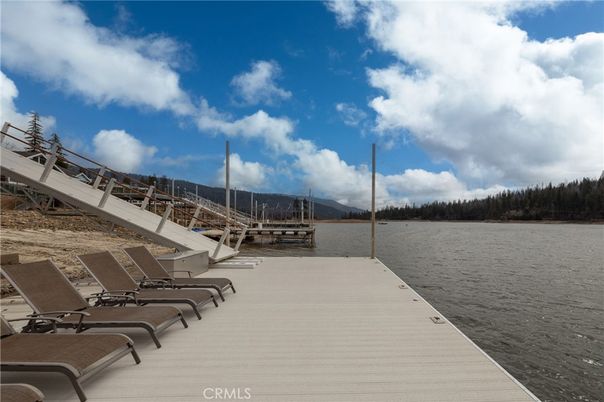 Exterior, Lake
