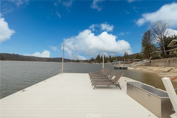Exterior, Lake