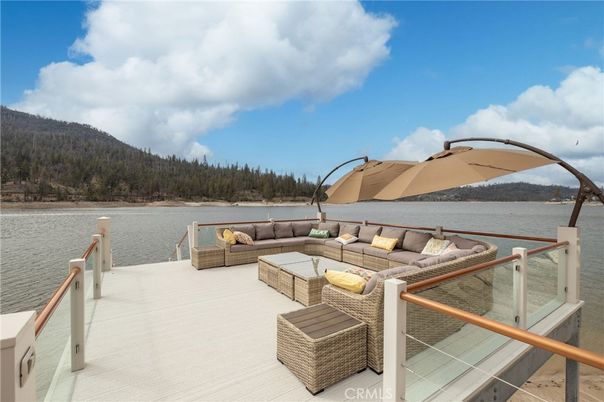 Exterior, Lake