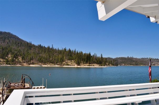 Exterior, Lake