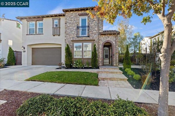 Attached, Exterior, Facade, Mediterranean