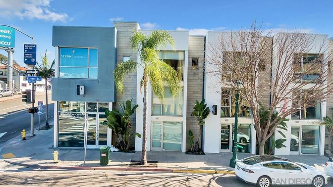 Exterior, Facade, Modern