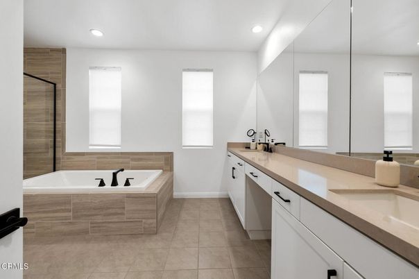 Bathroom, Dual Sink Vanities, Interior, Recessed Lighting