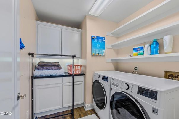 Interior, Washer, Wood Texture Flooring
