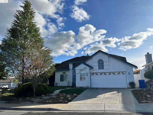 Attached, Exterior, Facade, Ranch
