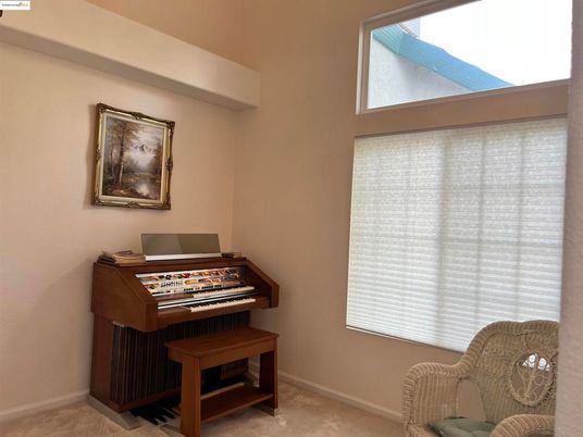 Interior, Piano