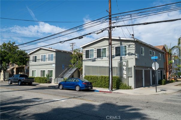 Exterior, Facade, Rowhouse