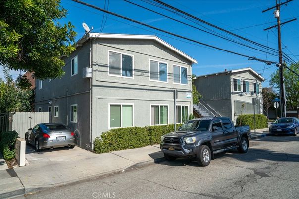 Exterior, Facade, Rowhouse