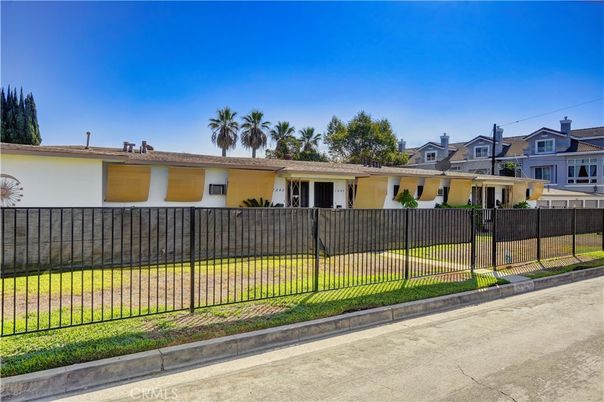 Exterior, Facade, Ranch
