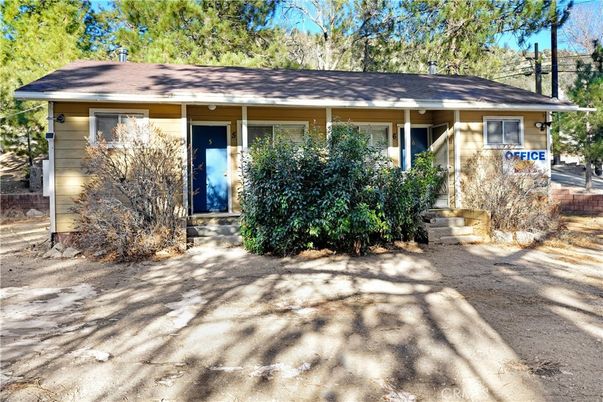 Exterior, Facade, Ranch