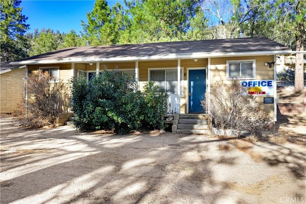 Exterior, Facade, Ranch