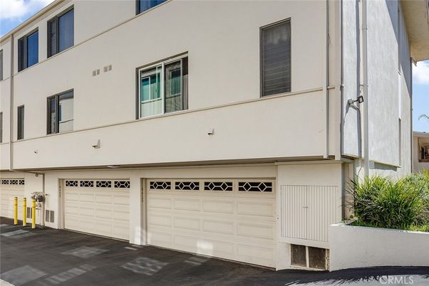 Attached, Exterior, Facade, Rowhouse