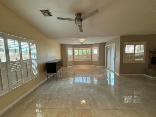Empty room, Interior
