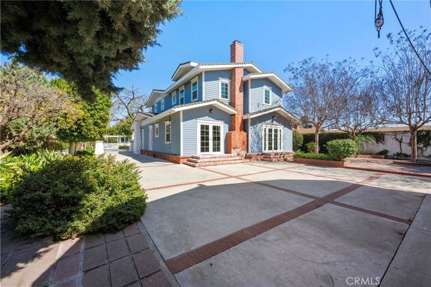 Backyard, Exterior, Facade, Queen Anne Victorian