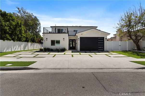 Attached, Exterior, Facade, Modern