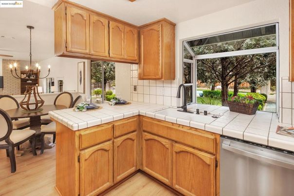 Chandelier, Dining room, Interior, Kitchen, Tile Countertops, Wood Texture Flooring