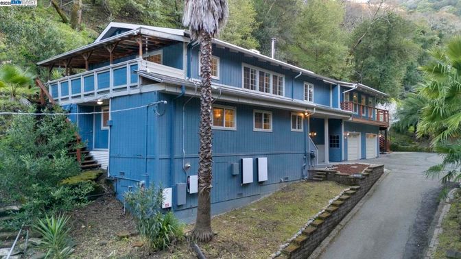 Attached, Exterior, Facade, Modern