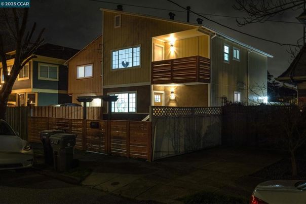 Exterior, Facade, Modern