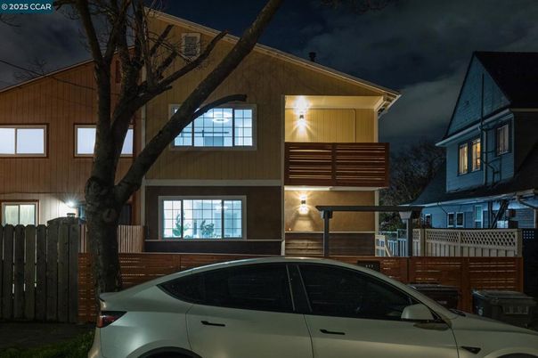 Exterior, Facade, Modern