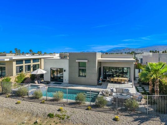 Exterior, Facade, Pool, Modern