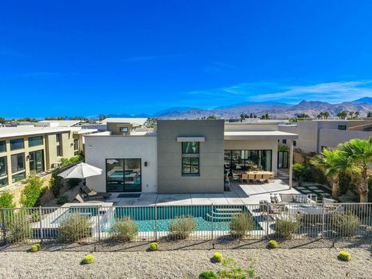 Exterior, Facade, Pool, Modern