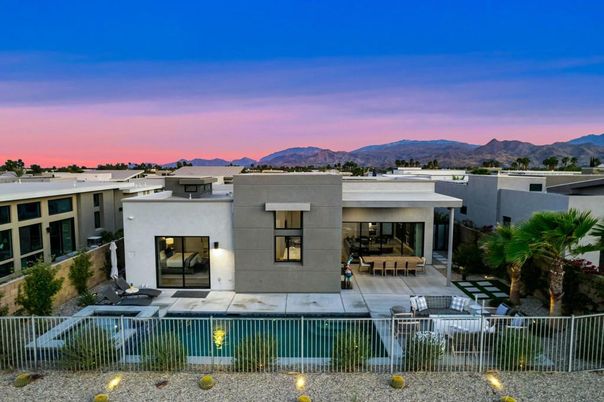 Exterior, Facade, Pool, Modern
