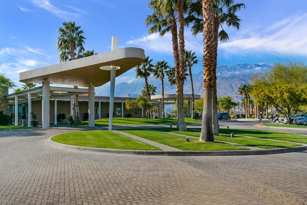 Exterior, Facade, Modern